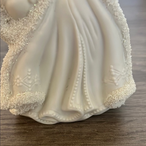 Set of 2 Ceramic Ivory Santa Figurines - Picture 8 of 11